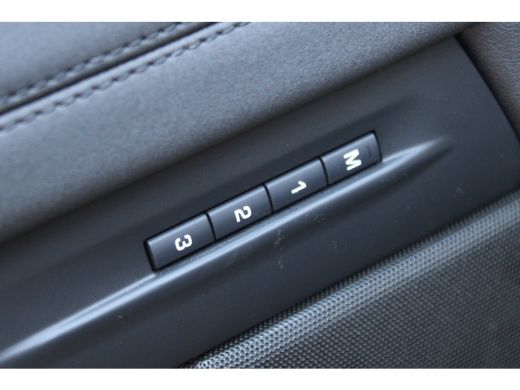 Land Rover Range Rover Evoque 1.5 P300e AWD R-DYNAMIC PANO LEER NAVI 22000KM!!! ActivLease financial lease