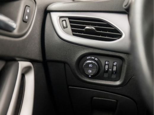 Opel Astra Sports Tourer 1.0 Sport (APPLE CARPLAY, GROOT NAVI, CLIMATE, TREKHAAK, SPORTSTOELEN, GETINT GLAS,... ActivLease financial lease