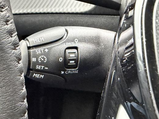 Peugeot 208 100pk Allure Pack (Camera - LED - Automatische Airco - Parkeersensoren V+A - Apple Carplay - Navi... ActivLease financial lease