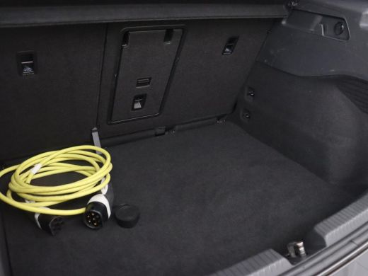 Volkswagen ID.3 First Plus 58 kWh | Stoel & stuurverwarming | Matrix LED | Adaptive cruise | Carplay | Sfeerverli... ActivLease financial lease