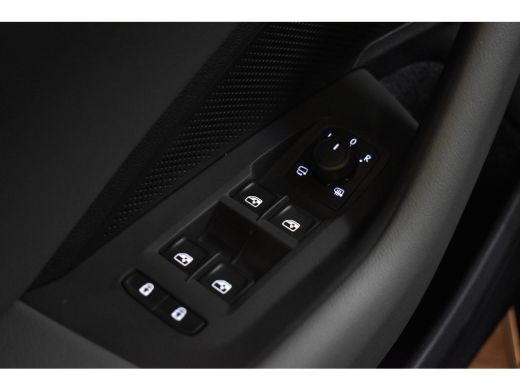 Volkswagen Passat Variant 1.5 eTSI 150PK DSG BUSINESS 360-CAMERA/ALCANTARA/TREKHAAK ActivLease financial lease