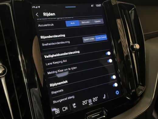 Volvo  XC60 T6 AWD Recharge R-Design Long Range All Season banden | Stoel en Stuurwielverwarming | Standkache... ActivLease financial lease