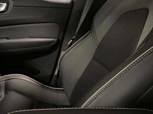 Volvo  XC60 T6 AWD Recharge R-Design Long Range All Season banden | Stoel en Stuurwielverwarming | Standkache... ActivLease financial lease