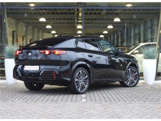 BMW iX2 eDrive20 High Executive M Sport / Panoramadak / Sportstoelen / M Adaptief onderstel / Comfort Acc...