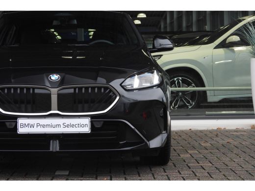 BMW 1 Serie 120 M Sport Automaat / Sportstoelen / Achteruitrijcamera / M Adaptief onderstel / Comfort Access ... ActivLease financial lease