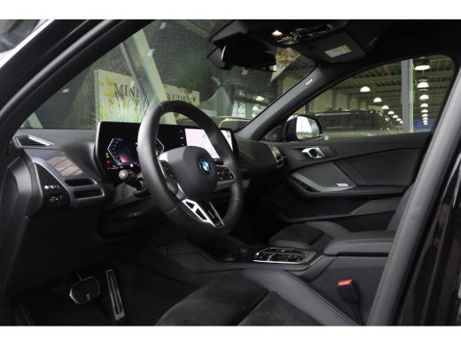 BMW 1 Serie 120 M Sport Automaat / Sportstoelen / Achteruitrijcamera / M Adaptief onderstel / Comfort Access ... ActivLease financial lease