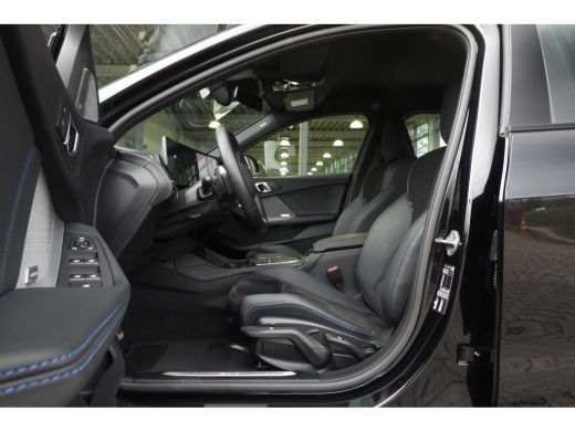BMW 1 Serie 120 M Sport Automaat / Sportstoelen / Achteruitrijcamera / M Adaptief onderstel / Comfort Access ... ActivLease financial lease