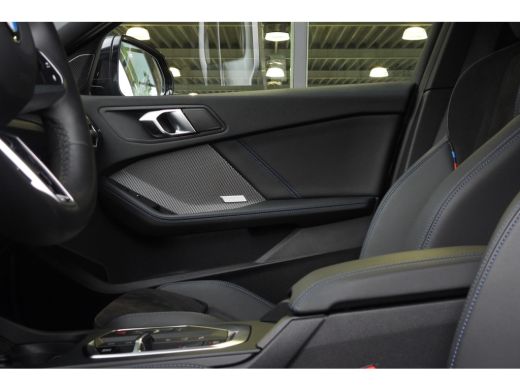 BMW 1 Serie 120 M Sport Automaat / Sportstoelen / Achteruitrijcamera / M Adaptief onderstel / Comfort Access ... ActivLease financial lease