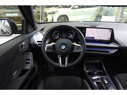 BMW 1 Serie 120 M Sport Automaat / Sportstoelen / Achteruitrijcamera / M Adaptief onderstel / Comfort Access ... ActivLease financial lease