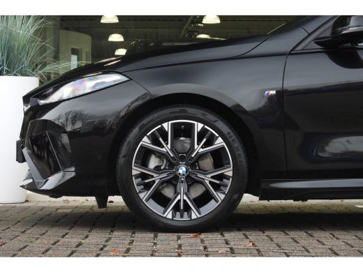 BMW 1 Serie 120 M Sport Automaat / Sportstoelen / Achteruitrijcamera / M Adaptief onderstel / Comfort Access ... ActivLease financial lease