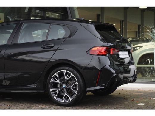 BMW 1 Serie 120 M Sport Automaat / Sportstoelen / Achteruitrijcamera / M Adaptief onderstel / Comfort Access ... ActivLease financial lease