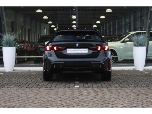 BMW 1 Serie 120 M Sport Automaat / Sportstoelen / Achteruitrijcamera / M Adaptief onderstel / Comfort Access ... ActivLease financial lease