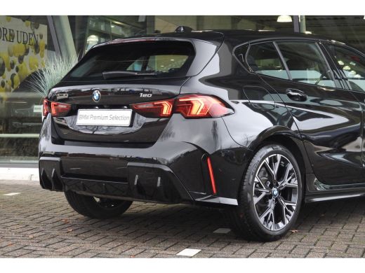 BMW 1 Serie 120 M Sport Automaat / Sportstoelen / Achteruitrijcamera / M Adaptief onderstel / Comfort Access ... ActivLease financial lease