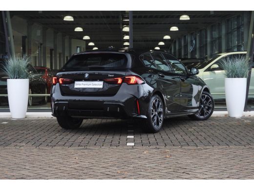 BMW 1 Serie 120 M Sport Automaat / Sportstoelen / Achteruitrijcamera / M Adaptief onderstel / Comfort Access ... ActivLease financial lease