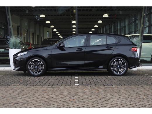 BMW 1 Serie 120 M Sport Automaat / Sportstoelen / Achteruitrijcamera / M Adaptief onderstel / Comfort Access ... ActivLease financial lease