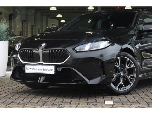 BMW 1 Serie 120 M Sport Automaat / Sportstoelen / Achteruitrijcamera / M Adaptief onderstel / Comfort Access ... ActivLease financial lease