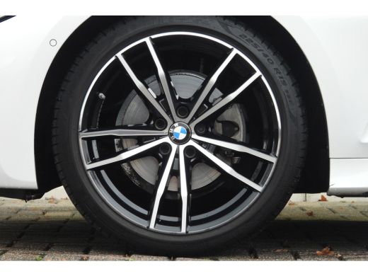 BMW 3 Serie Touring 320i High Executive M Sport Automaat / Trekhaak / Sportstoelen / Achteruitrijcamera / M S... ActivLease financial lease
