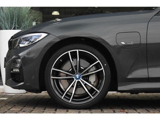 BMW 3 Serie Touring 330e High Executive M Sport Automaat / Panoramadak / Sportstoelen / Laserlight / Achterui... ActivLease financial lease