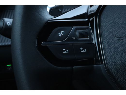 Peugeot 2008 1.2 Hybrid 145 Allure | Adapt. Cruise | 360 Camera | Navi | Carplay | AllGrip | Keyless | BLIS | LMV ActivLease financial lease