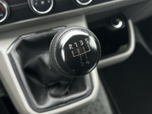 Volkswagen Transporter 2.0 TDI 111 PK / 1e EIG. / 48.372 KM !! / AIRCO / CRUISE / APPLE CARPLAY / 3-ZITS / PDC ActivLease financial lease