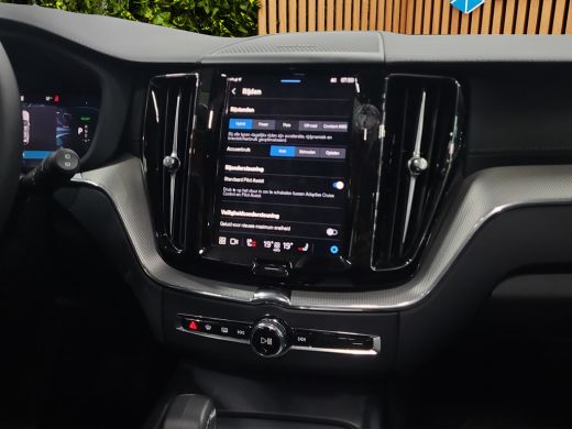 Volvo  XC60 2.0 T6 Plug-in hybrid AWD Ultra Dark 360 cam Trekhaak Head-up harman&kardon ActivLease financial lease