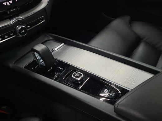 Volvo  XC60 2.0 T6 Plug-in hybrid AWD Ultra Dark 360 cam Trekhaak Head-up harman&kardon ActivLease financial lease