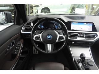 BMW 3 Serie Touring 330e High Executive M Sport Automaat / Panoramadak / Sportstoelen / Laserlight / Achterui...
