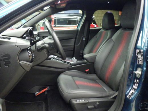 Alfa Romeo Junior Elettrica Speciale 54 kWh Elek. Stoel met Massage | Elek. Achterklep | LED Matrix | Camera | Clim... ActivLease financial lease