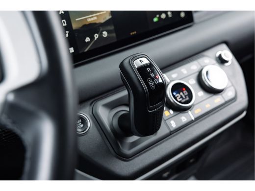 Land Rover Defender 110 D250 Hardtop Commercial | 20" County velgen | Luchtvering | 3 persoons Jumpseat | ActivLease financial lease
