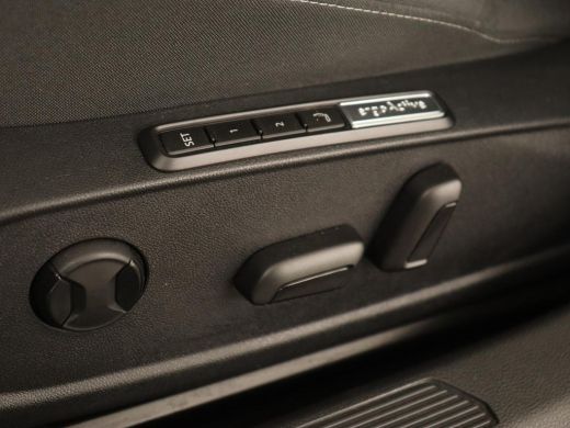 Volkswagen Golf 1.5 eTSI Life | Stoelverwarming | Carplay | Massage | Adaptive cruise | Navigatie | Sfeerverlicht... ActivLease financial lease