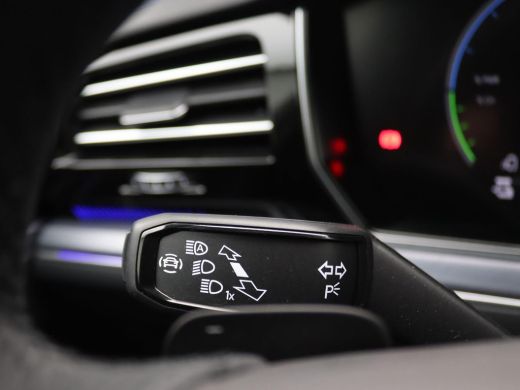 Volkswagen Touareg 3.0 TSi eHybrid 4MOTION R Edition 463PK Aut. Trekhaak, 22" LM Velgen, Pano-Schuifdak, Puglia Lede... ActivLease financial lease