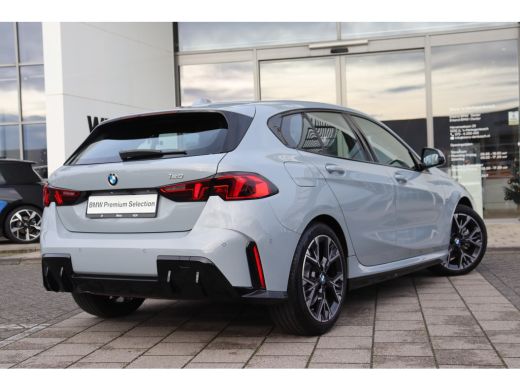 BMW 1 Serie 120 M Sport Automaat / Sportstoelen / Achteruitrijcamera / M Adaptief onderstel / Stoelverwarming ActivLease financial lease