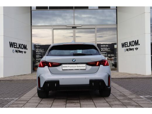 BMW 1 Serie 120 M Sport Automaat / Sportstoelen / Achteruitrijcamera / M Adaptief onderstel / Stoelverwarming ActivLease financial lease