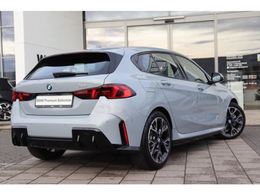BMW 1 Serie 120 M Sport Automaat / Sportstoelen / Achteruitrijcamera / M Adaptief onderstel / Stoelverwarming ActivLease financial lease