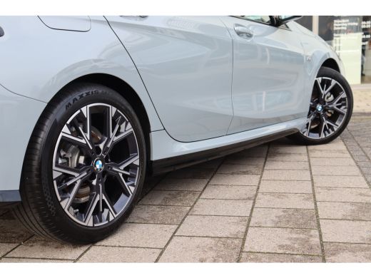 BMW 1 Serie 120 M Sport Automaat / Sportstoelen / Achteruitrijcamera / M Adaptief onderstel / Stoelverwarming ActivLease financial lease
