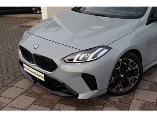 BMW 1 Serie 120 M Sport Automaat / Sportstoelen / Achteruitrijcamera / M Adaptief onderstel / Stoelverwarming ActivLease financial lease