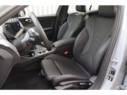 BMW 1 Serie 120 M Sport Automaat / Sportstoelen / Achteruitrijcamera / M Adaptief onderstel / Stoelverwarming ActivLease financial lease