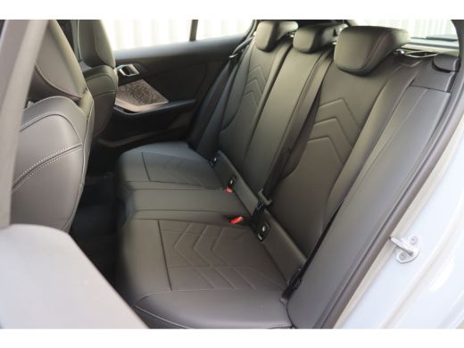 BMW 1 Serie 120 M Sport Automaat / Sportstoelen / Achteruitrijcamera / M Adaptief onderstel / Stoelverwarming ActivLease financial lease