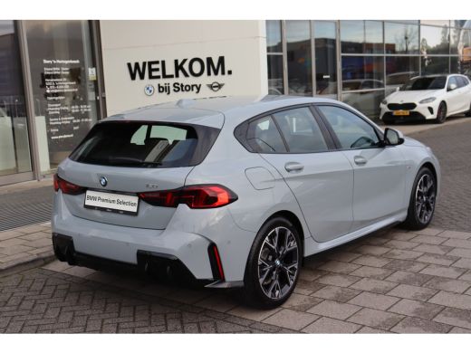 BMW 1 Serie 120 M Sport Automaat / Sportstoelen / Achteruitrijcamera / M Adaptief onderstel / Stoelverwarming ActivLease financial lease