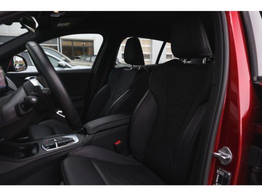 BMW 1 Serie 120 M Sport Automaat / Sportstoelen / Achteruitrijcamera / M Adaptief onderstel / Stoelverwarming ActivLease financial lease