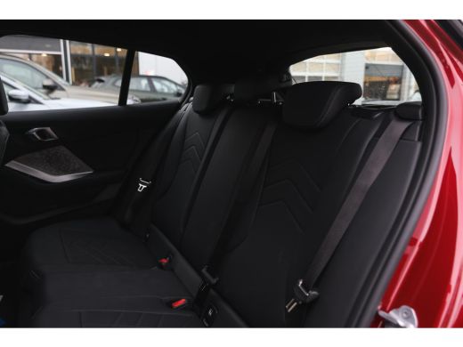 BMW 1 Serie 120 M Sport Automaat / Sportstoelen / Achteruitrijcamera / M Adaptief onderstel / Stoelverwarming ActivLease financial lease