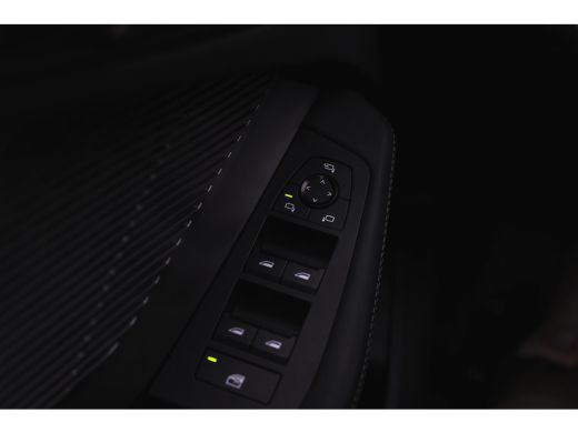 BMW 1 Serie 120 M Sport Automaat / Sportstoelen / Achteruitrijcamera / M Adaptief onderstel / Stoelverwarming ActivLease financial lease