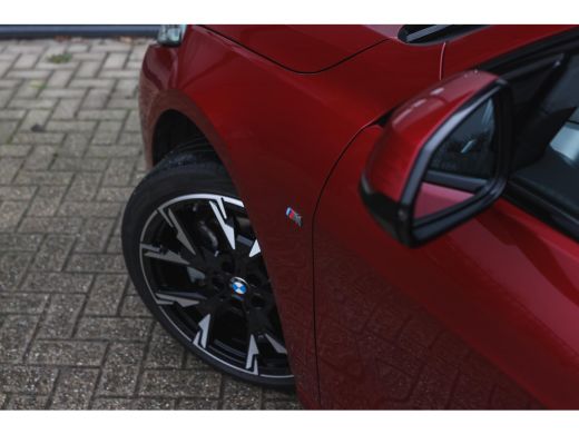BMW 1 Serie 120 M Sport Automaat / Sportstoelen / Achteruitrijcamera / M Adaptief onderstel / Stoelverwarming ActivLease financial lease