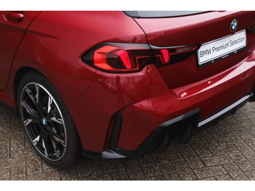 BMW 1 Serie 120 M Sport Automaat / Sportstoelen / Achteruitrijcamera / M Adaptief onderstel / Stoelverwarming ActivLease financial lease