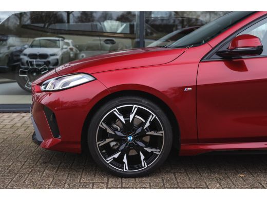 BMW 1 Serie 120 M Sport Automaat / Sportstoelen / Achteruitrijcamera / M Adaptief onderstel / Stoelverwarming ActivLease financial lease