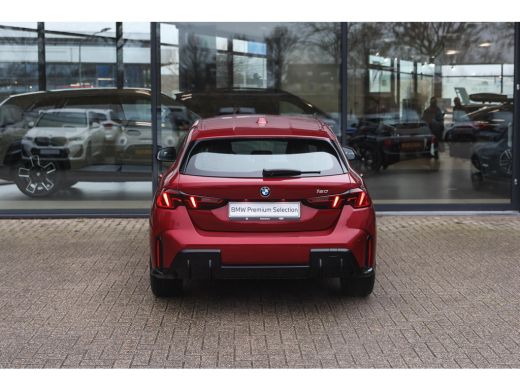 BMW 1 Serie 120 M Sport Automaat / Sportstoelen / Achteruitrijcamera / M Adaptief onderstel / Stoelverwarming ActivLease financial lease