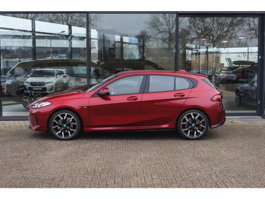 BMW 1 Serie 120 M Sport Automaat / Sportstoelen / Achteruitrijcamera / M Adaptief onderstel / Stoelverwarming ActivLease financial lease