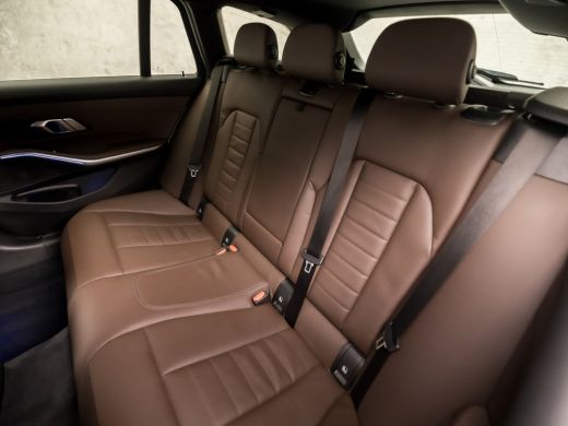 BMW 3 Serie Touring 318i Sportline 157Pk Automaat (APPLE CARPLAY, GROOT NAVI, ZWART HEMEL, LEDER, STOELVERWAR... ActivLease financial lease