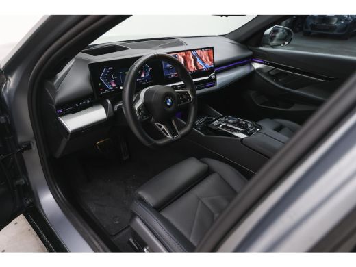 BMW 5 Serie Touring 520i High Executive M Sport Automaat / Panoramadak / Trekhaak / Comfort Access / Adaptiev... ActivLease financial lease