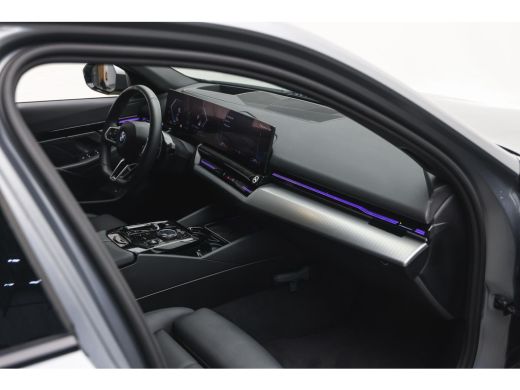BMW 5 Serie Touring 520i High Executive M Sport Automaat / Panoramadak / Trekhaak / Comfort Access / Adaptiev... ActivLease financial lease